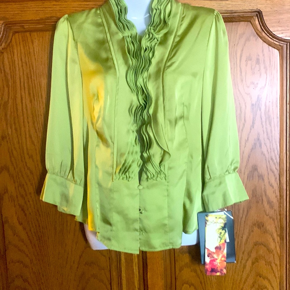 New Silky beautiful fitted 3/4 sleeve dressy shirt.